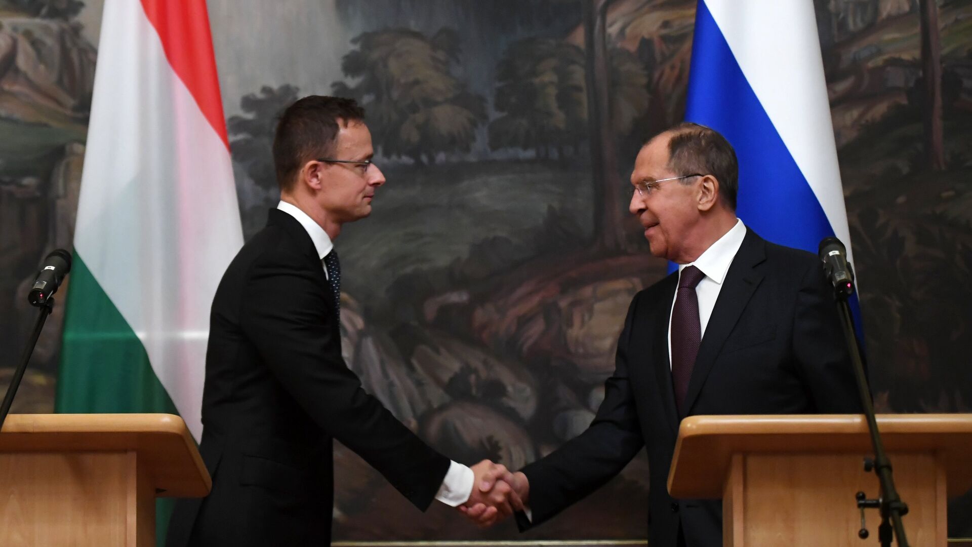 Министр иностранных дел РФ Сергей Лавров и глава МИД Венгрии Петер Сийярто на пресс-конференции по итогам переговоров. 3 октября 2018 - ПРАЙМ, 1920, 05.09.2025