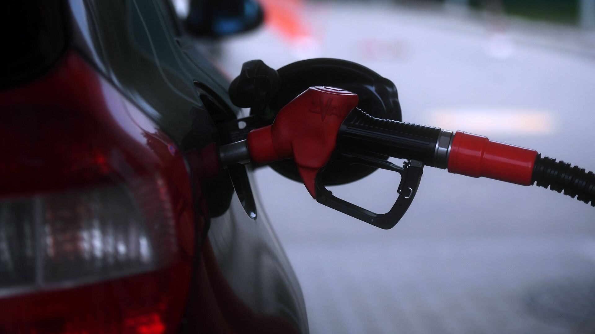 Заправка автомобиля на одной из автозаправочных станций - ПРАЙМ, 1920, 14.12.2025