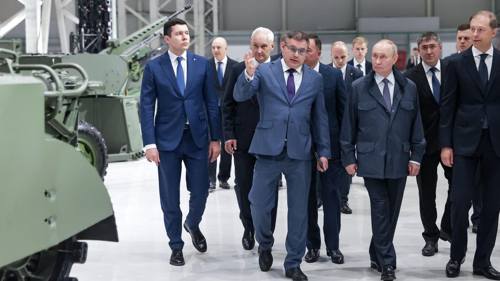 Президент России Владимир Путин во время осмотра экспозиции образцов вооружений и военной техники на территории ПАО Мотовилихинские заводы в Перми - ПРАЙМ, 1920, 19.09.2025