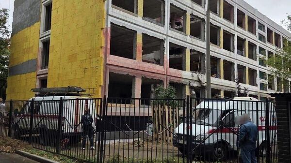 Последствия обрушения строительных конструкций при проведении ремонтных работ в школе на улице Знаменской в Москве