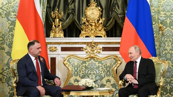 Президент РФ Владимир Путин и президент Южной Осетии Алан Гаглоев во время встречи