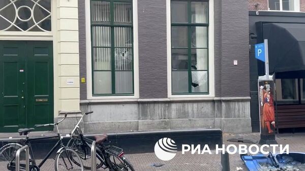 Участники беспорядков в Гааге выбили стекла в окнах на первом этаже штаб-квартиры леволиберальной партии Демократы 66