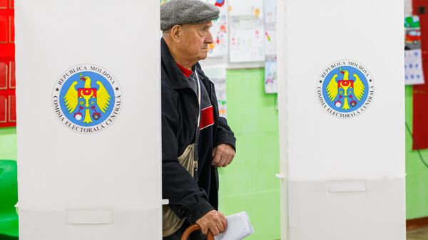 Мужчина голосует на избирательном участке в Кишиневе