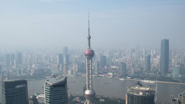 Вид со смотровой площадки Шанхайской башни в районе Пудун в Шанхае