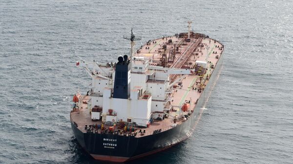 Танкер Boracay, ранее задержанный французскими властями, у порта Сен-Назер