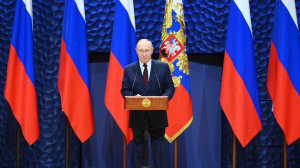 Президент РФ Владимир Путин выступает на церемонии вручения госнаград наставникам и учителям участников СВО в новом концертном центре в Сириусе