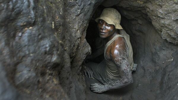 Мужчина в кобальтовой шахте на юго-востоке Демократической Республики Конго