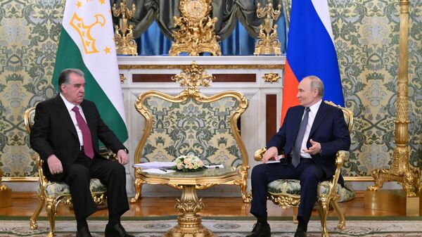 Президент РФ Владимир Путин и президент Таджикистана Эмомали Рахмон во время встречи