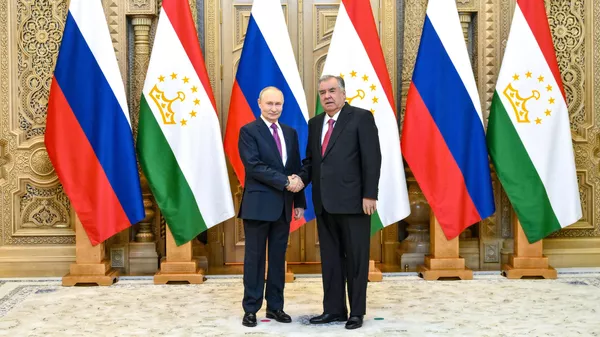 Президент РФ Владимир Путин и президент Таджикистана Эмомали Рахмон во время встречи в Душанбе
