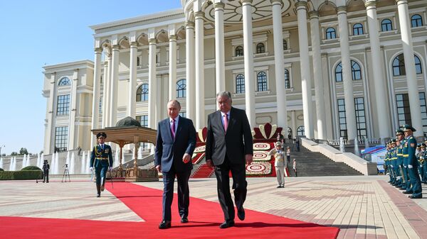 Президент РФ Владимир Путин и президент Таджикистана Эмомали Рахмон во время встречи в Душанбе