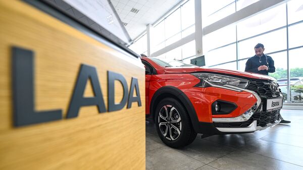 Новый автомобиль Lada Iskra в автосалоне в Москве