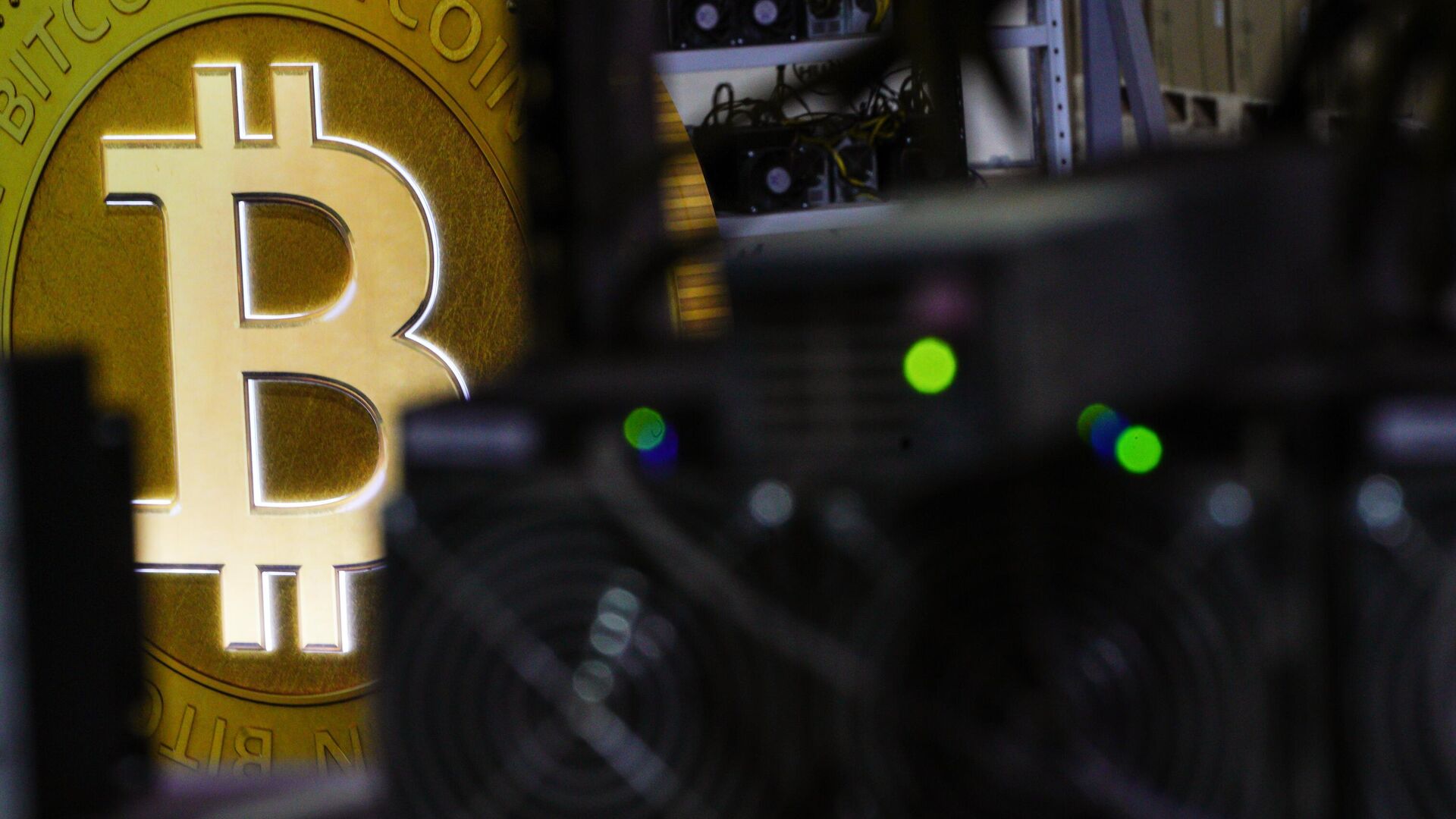 Стеллажи с фермами для майнинга криптовалют - ПРАЙМ, 1920, 13.10.2025