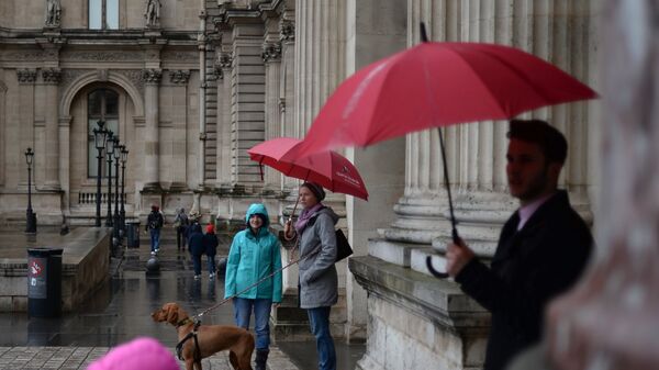 Посетители на территории Лувра в Париже
