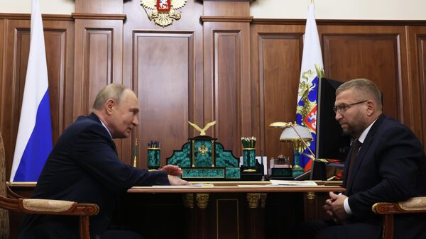 Президент РФ Владимир Путин и глава Федеральной таможенной службы Валерий Пикалев во время встречи