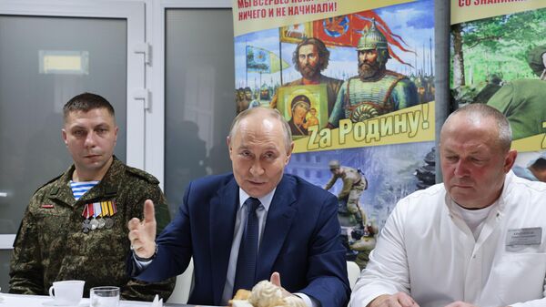 Президент Владимир Путин на встрече с военнослужащими в Центральном военном клиническом госпитале имени П. В. Мандрыка