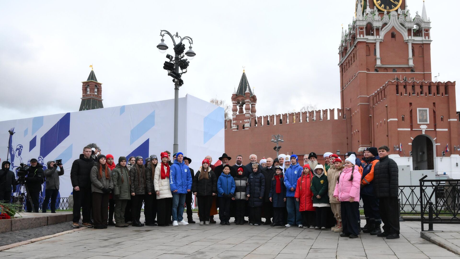 Президент РФ Владимир Путин с главами религиозных конфессий и представителями национальных общественных объединений, молодёжных и волонтёрских организаций на Красной площади в День народного единства - ПРАЙМ, 1920, 04.11.2025