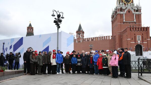 Президент РФ Владимир Путин с главами религиозных конфессий и представителями национальных общественных объединений, молодёжных и волонтёрских организаций на Красной площади в День народного единства