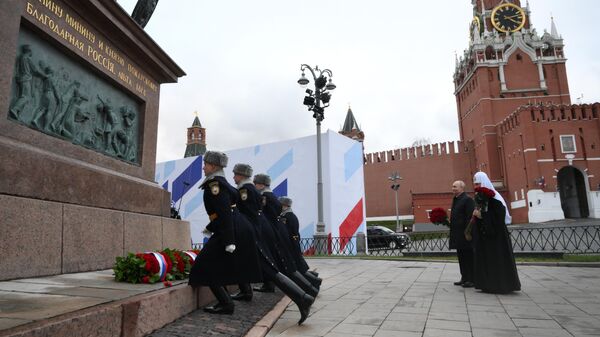 Президент РФ Владимир Путин и патриарх Московский и всея Руси Кирилл на церемонии возложения цветов к памятнику Кузьме Минину и Дмитрию Пожарскому на Красной площади в День народного единства