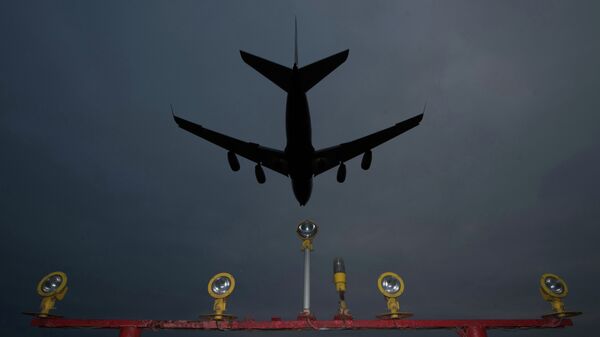 Самолет заходит на посадку в аэропорту Шереметьево