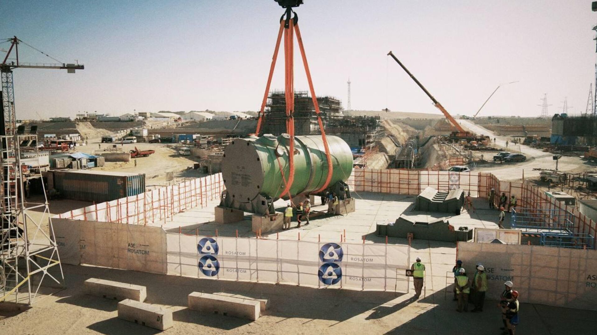 Перемещение корпуса реактора в зону временного хранения во время строительства АЭС Эль-Дабаа в Египте - ПРАЙМ, 1920, 19.11.2025