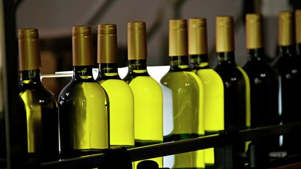 Бутылки вина на конвейере