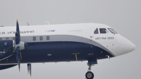 Полет нового российского пассажирского самолета Ил-114-300 в подмосковном Жуковском