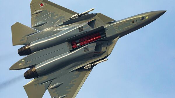 Российский истребитель Су-57Э на Международном авиационно-космическом салоне Dubai Airshow-2025 в Дубае