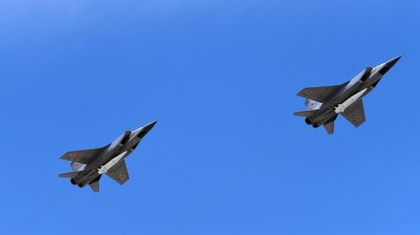 Многоцелевые истребители МиГ-31 с гиперзвуковыми ракетами Кинжал