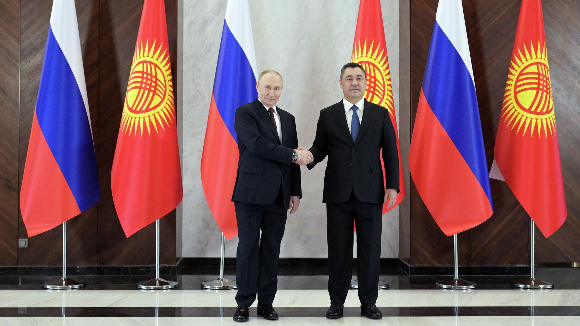 Президент РФ Владимир Путин и президент Киргизии Садыр Жапаров на церемонии совместного фотографирования в Бишкеке - ПРАЙМ, 1920, 26.11.2025