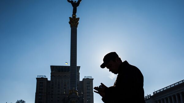 Прохожий на площади Независимости в Киеве