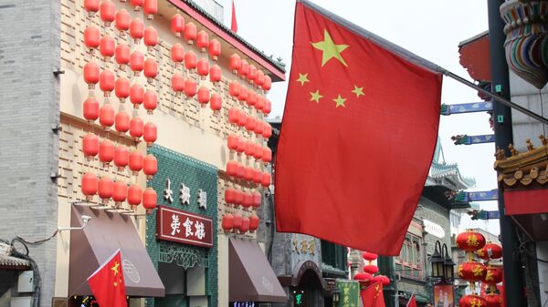 Флаг Китая на доме в историческом центре Пекина