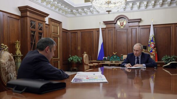 Президент РФ Владимир Путин и временно исполняющий обязанности губернатора Курской области Александр Хинштейн во время встречи