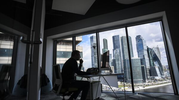 Сотрудник за работой в офисе