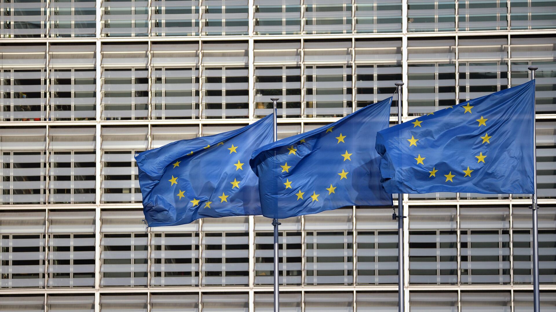 Флаги ЕС на фоне здания Европейского совета Флаги ЕС на фоне здания Европейского совета - ПРАЙМ, 1920, 05.12.2025