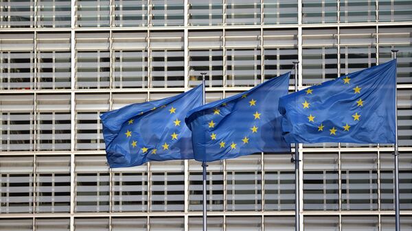 Флаги ЕС на фоне здания Европейского совета