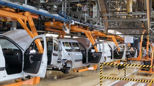 Сборка новых автомобилей на заводе АвтоВАЗ в Тольятти