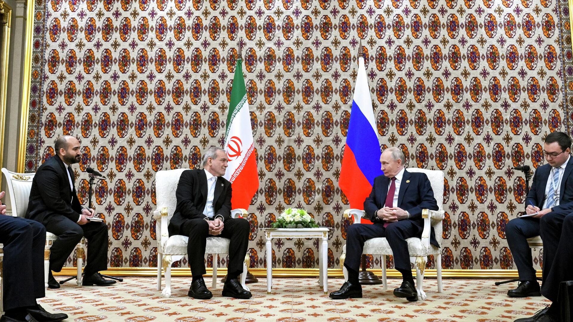 Президент РФ Владимир Путин и президент Ирана Масуд Пезешкиан во время встречи в Ашхабаде. 12 декабря 2025 Президент РФ Владимир Путин и президент Ирана Масуд Пезешкиан во время встречи в Ашхабаде. 12 декабря 2025 - ПРАЙМ, 1920, 12.12.2025