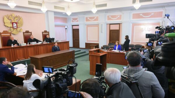 Покупательница квартиры певицы Ларисы Долиной Полина Лурье в Верховном суде РФ в Москве