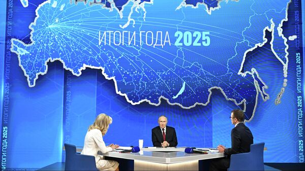 Президент РФ Владимир Путин отвечает на вопросы во время специальной программы Итоги года