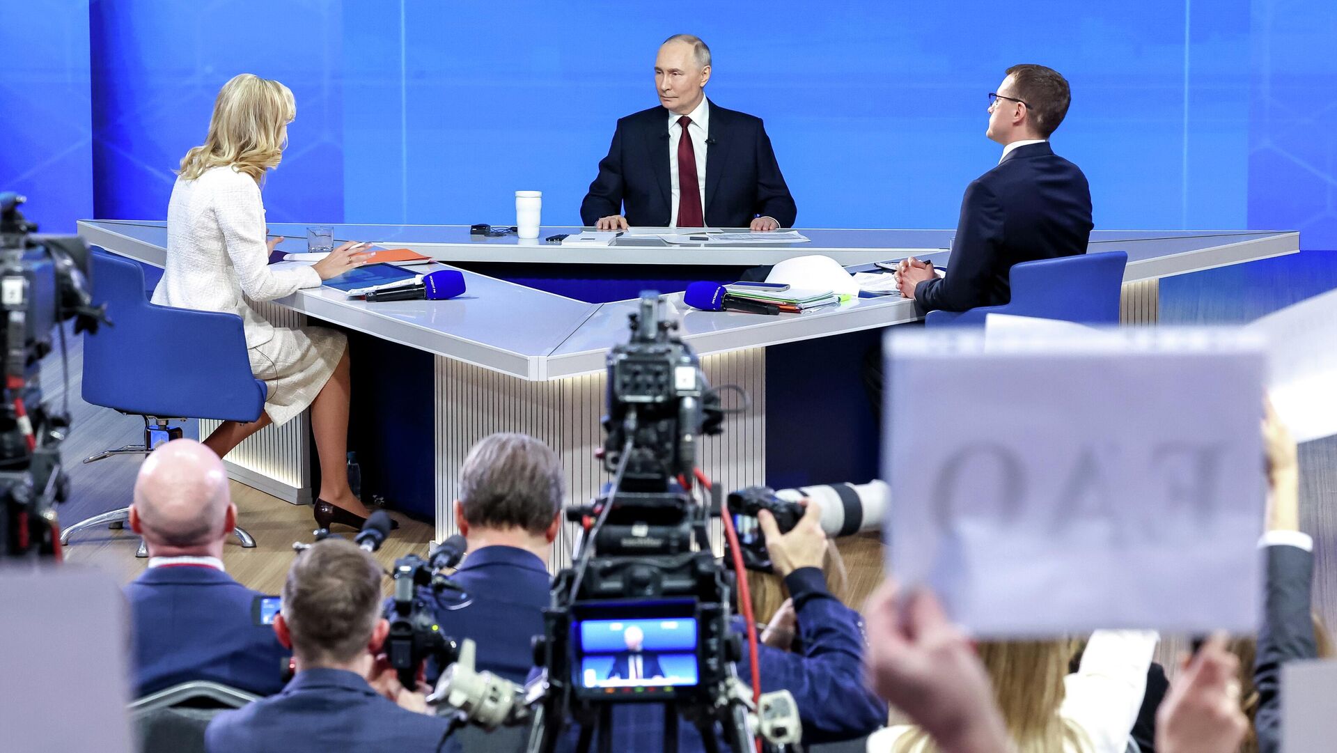 Президент РФ Владимир Путин отвечает на вопросы во время специальной программы Итоги года - ПРАЙМ, 1920, 19.12.2025