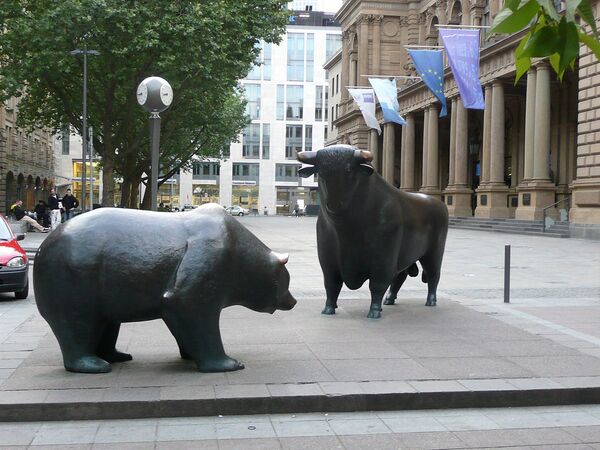 %Скульптуры быка и медведя перед Франкфуртской фондовой биржей
