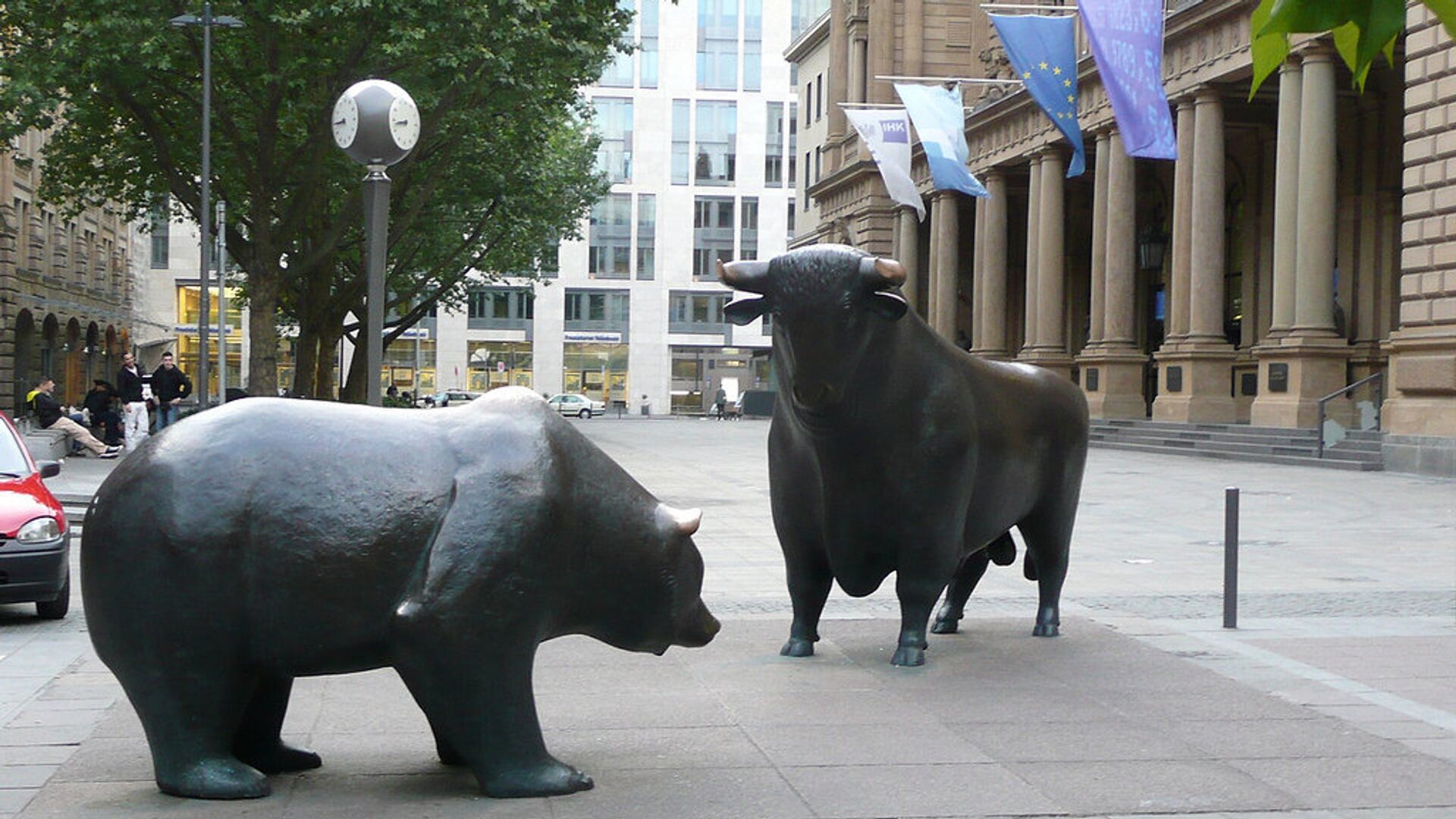 Скульптуры быка и медведя перед Франкфуртской фондовой биржей - ПРАЙМ, 1920, 24.08.2022