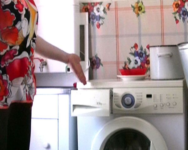 Многодетная мать научила машинку-автомат стирать без водопровода