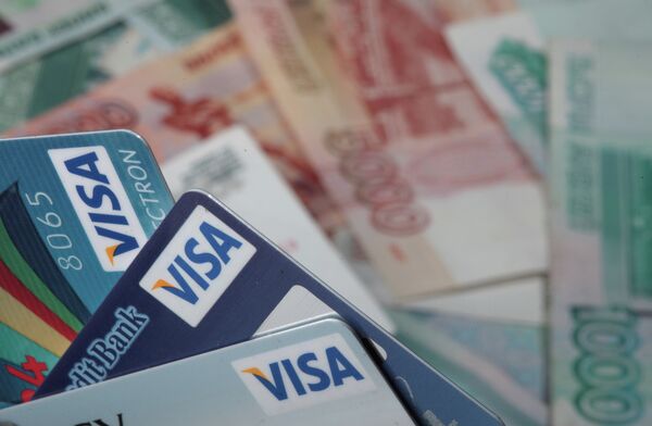 Денежные купюры и кредитные карты VISA