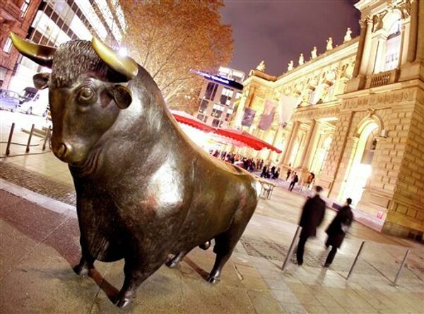 Скульптуры быка перед Франкфуртской фондовой биржей