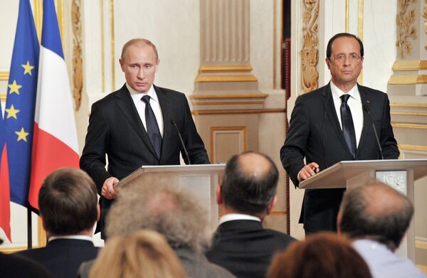 Президент РФ Владимир Путин (слева) и президент Франции Франсуа Оллан