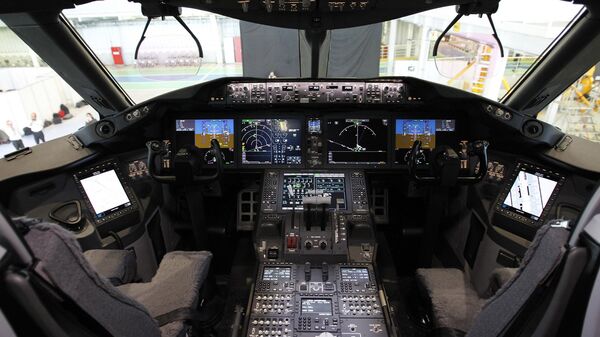 Кабина пилота в самолете Boeing-787 Dreamliner