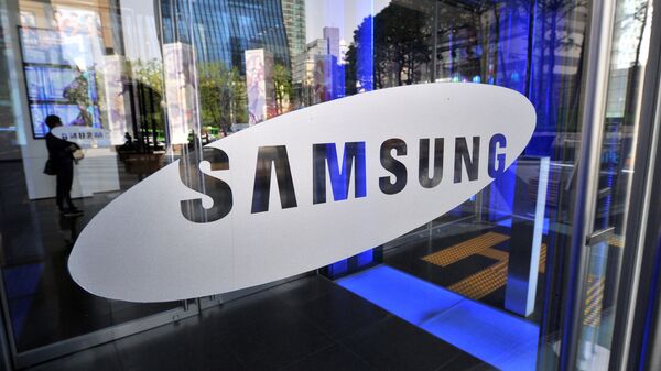Логотип компании Samsung на двери своего офиса в Сеуле