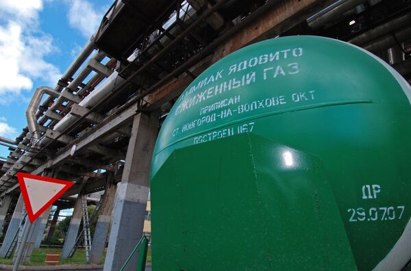 Сжиженный газ в цистернах на территории ОАО «Акрон»