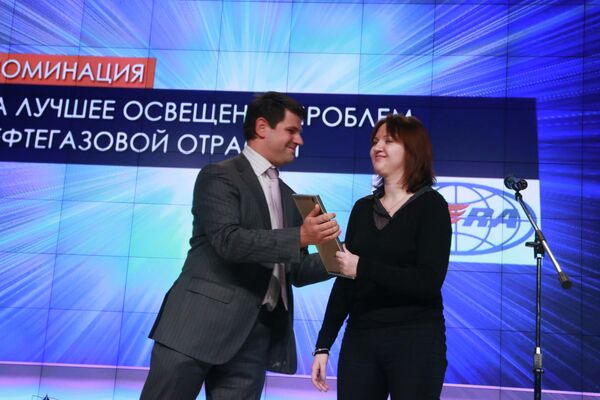 Вручение награды конкурса КонТЭКст журналистке Прайма Наталье Агеевой